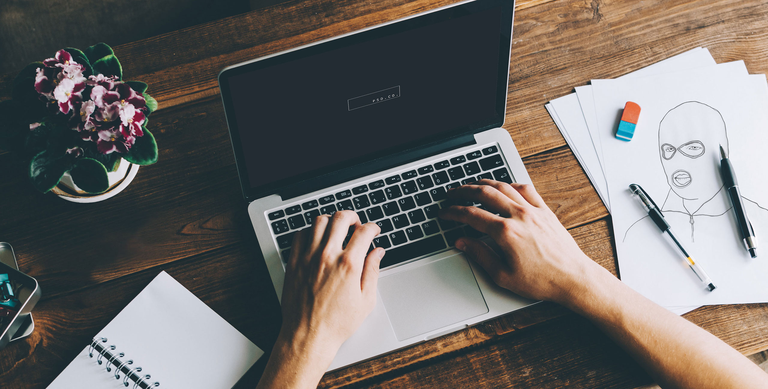 Holz Schreibtisch mit Laptop und Zeichnung